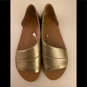 NWOT Universal Thread Flats